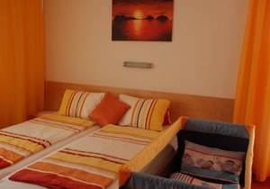 Family room- connecting door1 floor with balcony - Pension Agnes