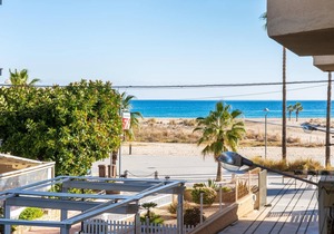 Family apartment with the beach only a step away