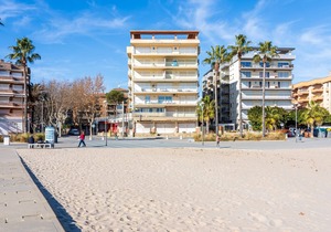 Family apartment with the beach only a step away