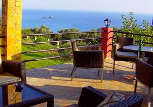 Family friendly Apartments with a Swimming Pool on Pelekas Beach