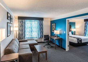 Family Retreat! 3 Great Units, Pet-Friendly, Onsite Pool, Free Breakfast