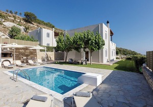 Family Villa with private Pool, childrens Playground and Ping Pong Table