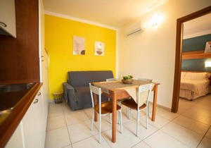 Ferienwohnung ulivo mit Pool und Privatstrand
