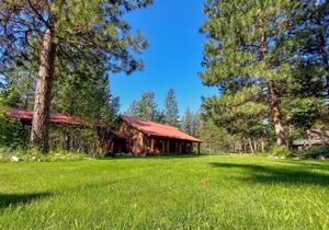 Fir - king bedroom with couch at The Inn At Mazama