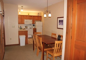 First Floor Allegheny Springs with Private Entrance-free pool use,slopeside,A/C