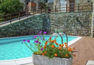 Flat with heated hot tub and shared pool
