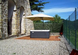 Flat with heated hot tub and shared pool