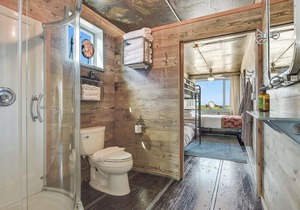 Flophouze Shipping Container Hotel - Houze 4
