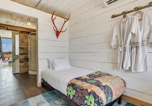 Flophouze Shipping Container Hotel - Houze 2
