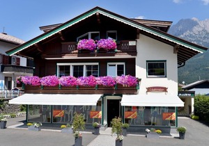 Four-Bed Room - Hostel Alpking