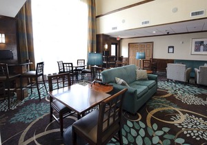 Free Breakfast Buffet. Pool Access. Close to Great Beaches!