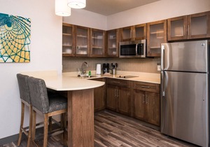 Free Breakfast. Pool. Gym. Great Location! Near Maxey Park Zoo