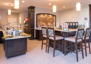 Free Breakfast. Pool. Gym. Great Location! Near Maxey Park Zoo