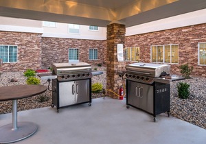 Free Breakfast. Pool. Gym. Great Location! Near Maxey Park Zoo