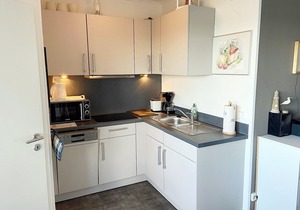 Friendly and renovated apartment with laminate flooring on the 14th floor.