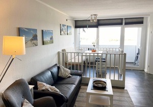 Friendly and renovated apartment with laminate flooring on the 14th floor.