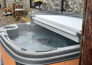 Fyne Byre Cottage - Barn Conversion with Hot Tub