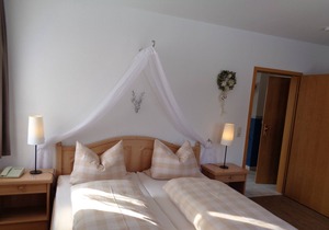 Gemütliche 70qm Ferienwohnung mit Balkon, Naturholzmöbelausstattung