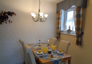 Gemütliche 70qm Ferienwohnung mit Balkon, Naturholzmöbelausstattung