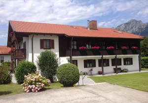 gemütliche Ferienwohnung für 1-4 Personen mit großem Balkon und Bergblick (Wohnung 2)