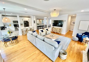 Gorgeous 5 bed, 4.5 bath just houses to the beach, sleeps 12! Amazing location!