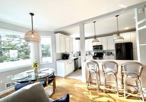 Gorgeous 5 bed, 4.5 bath just houses to the beach, sleeps 12! Amazing location!