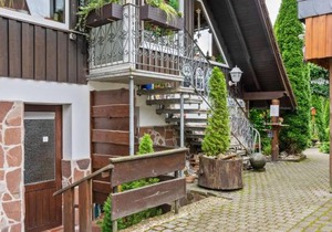 Gorgeous Holiday Home with Balcony Garden Furniture Grill