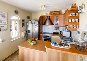 Gorgeous home in Vrompousi Keratea