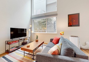 Gorgeous loft in heart of Wallingford with walk score of 96, rooftop deck, & AC