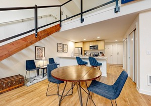 Gorgeous loft in heart of Wallingford with walk score of 96, rooftop deck, & AC