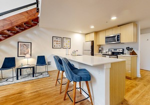 Gorgeous loft in heart of Wallingford with walk score of 96, rooftop deck, & AC