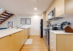 Gorgeous loft in heart of Wallingford with walk score of 96, rooftop deck, & AC