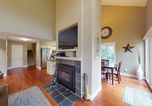 Gorgeous & unique Blue Mountain condo - private ski storage