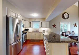 Gorgeous & unique Blue Mountain condo - private ski storage