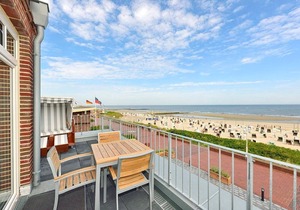 Great apartment on the North Sea with direct sea view, balcony and beach chair! -
