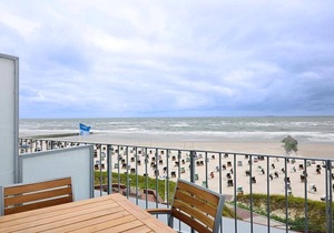 Great apartment on the North Sea beach with direct sea view, balcony and beach chair!