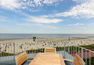Great apartment on the North Sea beach with direct sea view, balcony and beach chair!
