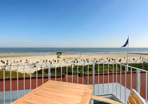 Great corner apartment right on the North Sea with great sea views and balcony!