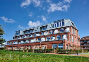Great corner apartment right on the North Sea with great sea views and balcony!