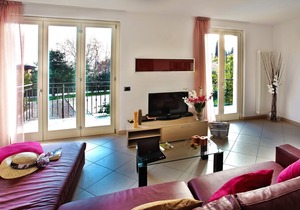 Griante Residence Apartment 1 Family pool home, sunny location with garden