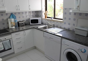 Ground floor apartment with pool, internet and A/C in central Carvoeiro, Algarve