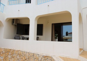 Ground floor apartment with pool, internet and A/C in central Carvoeiro, Algarve