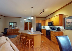 Ground floor, comfortable dog-friendly condo w/high-speed WiFi & shared pool
