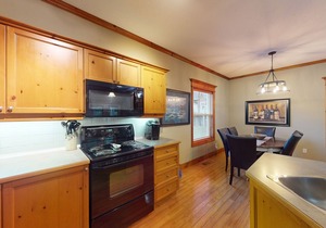 Ground floor, comfortable dog-friendly condo w/high-speed WiFi & shared pool