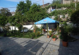Guest House With Yard in Makhinjauri