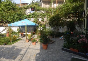 Guest House With Yard in Makhinjauri