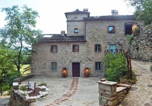 Halved: accommodation in old house of 700 in the valley of the river Santerno