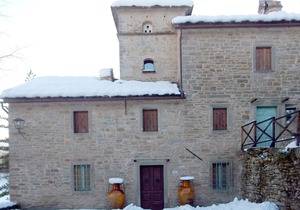 Halved: accommodation in old house of 700 in the valley of the river Santerno