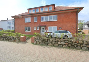 Haus Sarah 2 is located directly on the beach in the heart of Westerland. The beach crossing to Westerland's central beach is about 200 meters away. The house has 8 modern and comfortably furnished vacation apartments for.