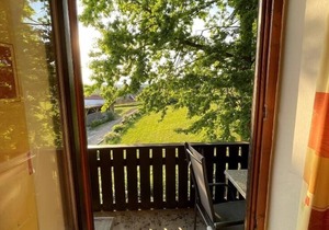 Helle Ferienwohnung für bis zu Vier Personen mit Balkon